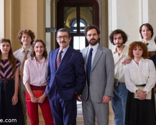Los actores que representan el joven equipo jurídico reunido por Strassera y Moreno Ocampo, corrieron contra el tiempo para hacer justicia por las víctimas de la junta militar :Encuentro Grupal ARGENTINA, 1985