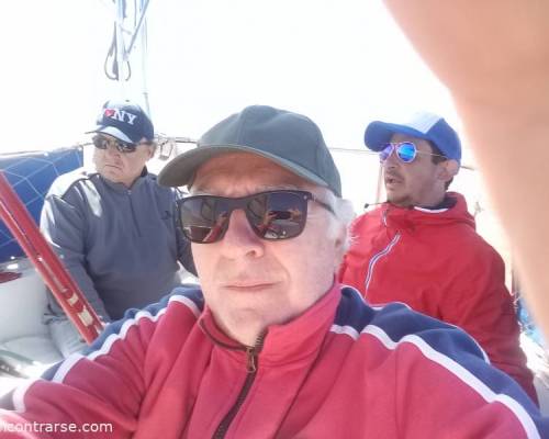 la tripulación en sus puestos, atenta a los vientos del SE. :Encuentro Grupal NAVEGAMOS EN VELERO POR LA COSTA TIGRE-OLIVOS