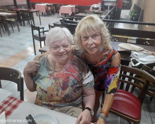 Linda foto de Fanny y Cristina :Encuentro Grupal JUGAMOS AL RUMMY – quinto Año 2023“ 