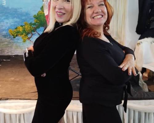 Que lujo esta foto...dos damas que se lucieron ayer en la reunion :Encuentro Grupal FIESTA ITALIANA